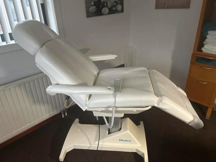 Gharieni elektrische behandelstoel in nette staat €1750,00, Sport en Fitness, Massageproducten, Zo goed als nieuw, Massagetafel