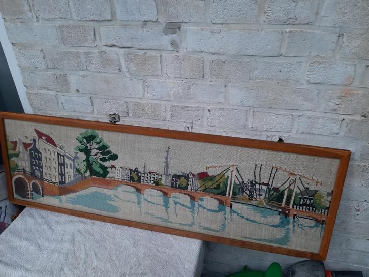 De Magere Brug over de Amstel, geborduurd ingelijst met glas, Hobby en Vrije tijd, Borduren en Borduurmachines, Zo goed als nieuw