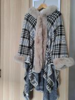 Warme Poncho met capuchon 1 maat, Ophalen of Verzenden, Zo goed als nieuw, Maat 42/44 (L), Beige