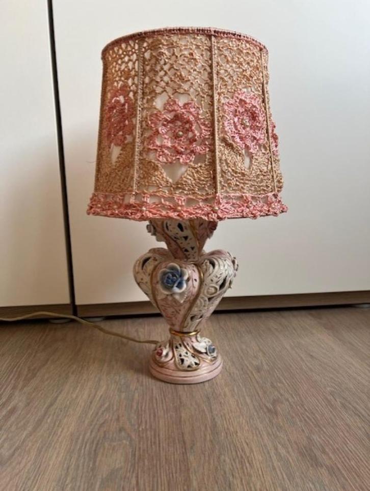 Vintage tafellamp met keramische voet en gehaakte kap, Huis en Inrichting, Lampen | Tafellampen, Gebruikt, Minder dan 50 cm, Overige materialen