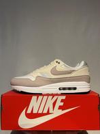 NIEUW IN DOOS! Maat 48,5 - Nike Air Max 1 Platinum Violet, Kleding | Heren, Schoenen, Overige kleuren, Verzenden, Nike, Nieuw