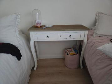 Sidetable beschikbaar voor biedingen
