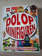 Dol op minifiguren. Boek incl exclusieve zombie skateboarder, Ophalen of Verzenden, Zo goed als nieuw