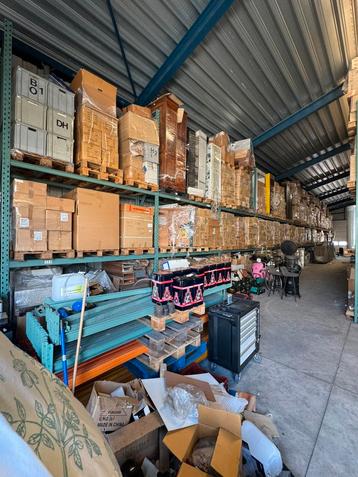 Zeer grote partij handel fotolijsten, albums, heftruck Nieuw beschikbaar voor biedingen