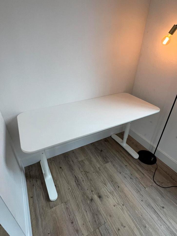 IKEA Bekant Bureau 140x60 - Zo goed als nieuw!, Huis en Inrichting, Bureaus, Zo goed als nieuw, Bureau, In hoogte verstelbaar