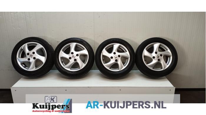 Sportvelgenset + banden van een Peugeot 206, Auto-onderdelen, Banden en Velgen, Personenwagen, Gebruikt