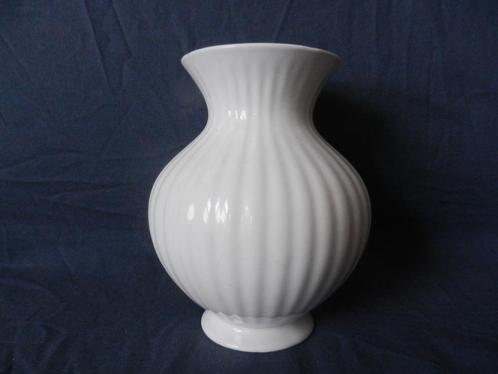 Geheel wit geglazuurde geribde vaas Velsen Sassenheim h 18,2, Antiek en Kunst, Antiek | Keramiek en Aardewerk, Ophalen of Verzenden
