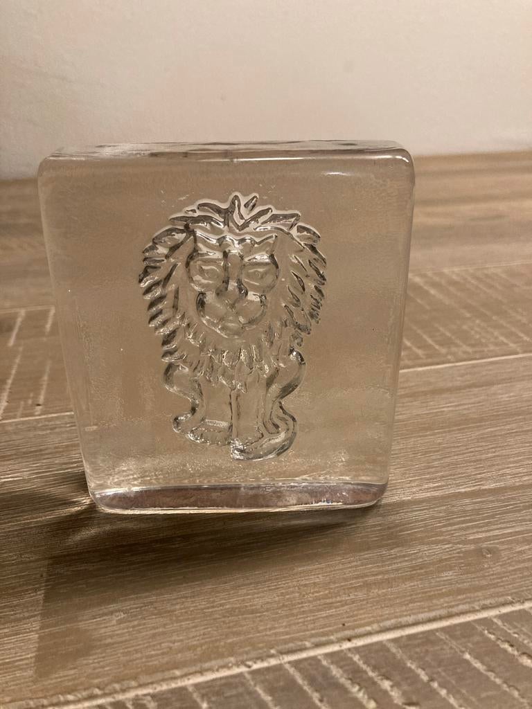 Glazen presse papier met leeuw, Huis en Inrichting, Woonaccessoires | Vazen, Wit, Ophalen of Verzenden, Minder dan 50 cm, Glas