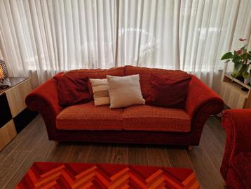 2 rode sofas 3-4 en 2-3 zitplaatsen, memory-schuim, kussens beschikbaar voor biedingen