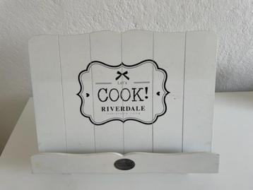 Kookboek en/of receptenhouder (hout) wit (Riverdal) beschikbaar voor biedingen