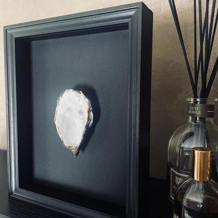 Oesterlijst met Gouden Oester - Zwarte lijst en achtergrond, Huis en Inrichting, Woonaccessoires | Lijsten, Nieuw, Minder dan 50 cm