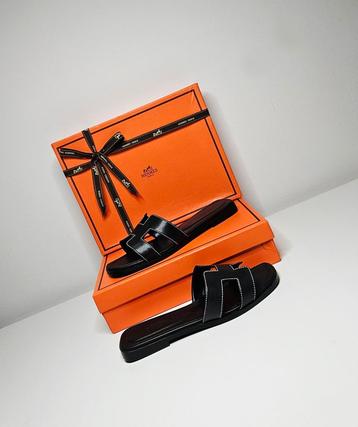 Hermes Oran Slippers beschikbaar voor biedingen