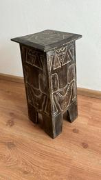 Hoge bijzettafel met houtsnijwerk, Huis en Inrichting, Tafels | Bijzettafels, Minder dan 55 cm, Gebruikt, Vierkant, Hout