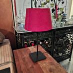Lamp met zwarte slanke voet en rode kap. €10, Ophalen, Zo goed als nieuw, Metaal, Minder dan 50 cm