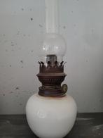 Oude Petroleumlamp met Glazen Kap, Antiek en Kunst, Ophalen of Verzenden