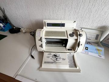 cricut machine met 6 complete boxen beschikbaar voor biedingen