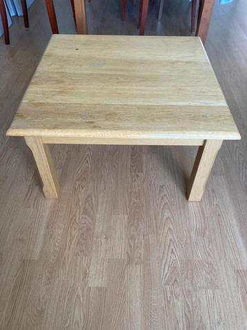 Stevige salontafel 74x74x40 beschikbaar voor biedingen