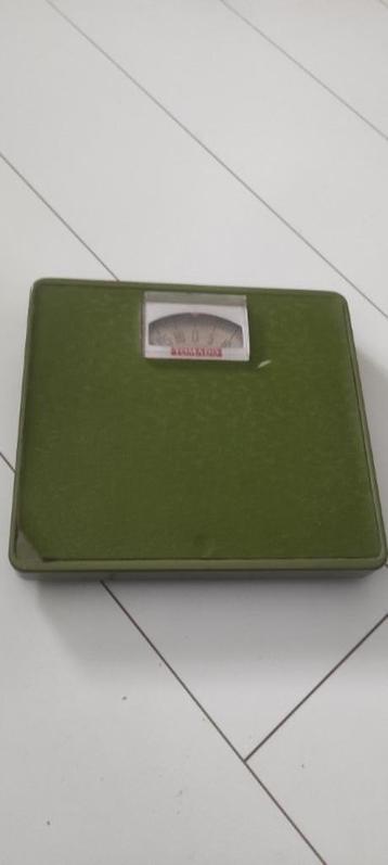 Vintage personenweegschaal groen Tomado beschikbaar voor biedingen