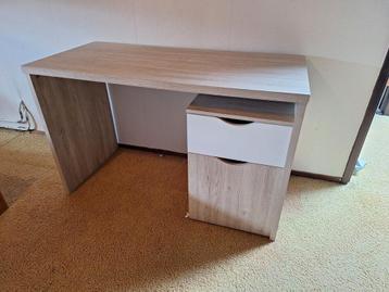 Bureau white wash look beschikbaar voor biedingen