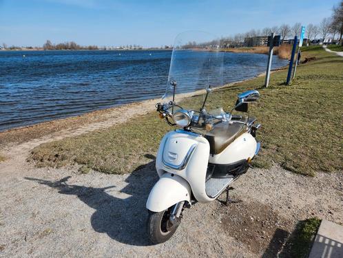Snor scooter wit retro, Fietsen en Brommers, Scooters | Overige merken, Gebruikt, Maximaal 25 km/u, Benzine, Ophalen