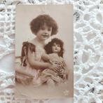kind met pop, antiek, Ophalen of Verzenden, Voor 1920, Kinderen