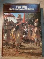 Foto atlas van landen en volkeren., Boeken, Atlassen en Landkaarten, Wereld, Ophalen of Verzenden, Zo goed als nieuw, Meerdere auteurs