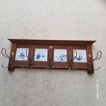 Antieke Kapstok met Delftsblauwe Tegels beschikbaar voor biedingen