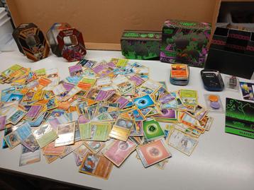 Verzameling pokemon kaarten met blikken en doos beschikbaar voor biedingen