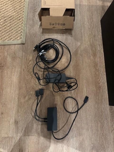 Microsoft Surface dock incl. (verloop)kabels voor schermen, Computers en Software, Dockingstations, Ophalen of Verzenden, Zo goed als nieuw