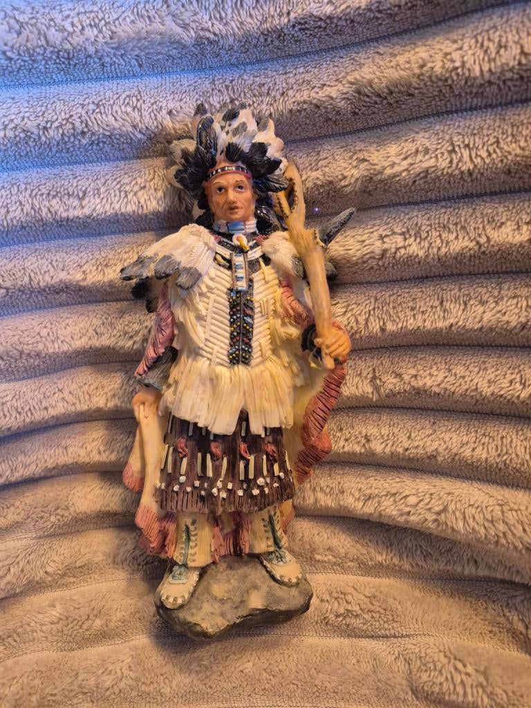 Indianen beeldje - gedetailleerd met veren hoofdtooi, Verzamelen, Beelden en Beeldjes, Zo goed als nieuw, Mens, Ophalen of Verzenden