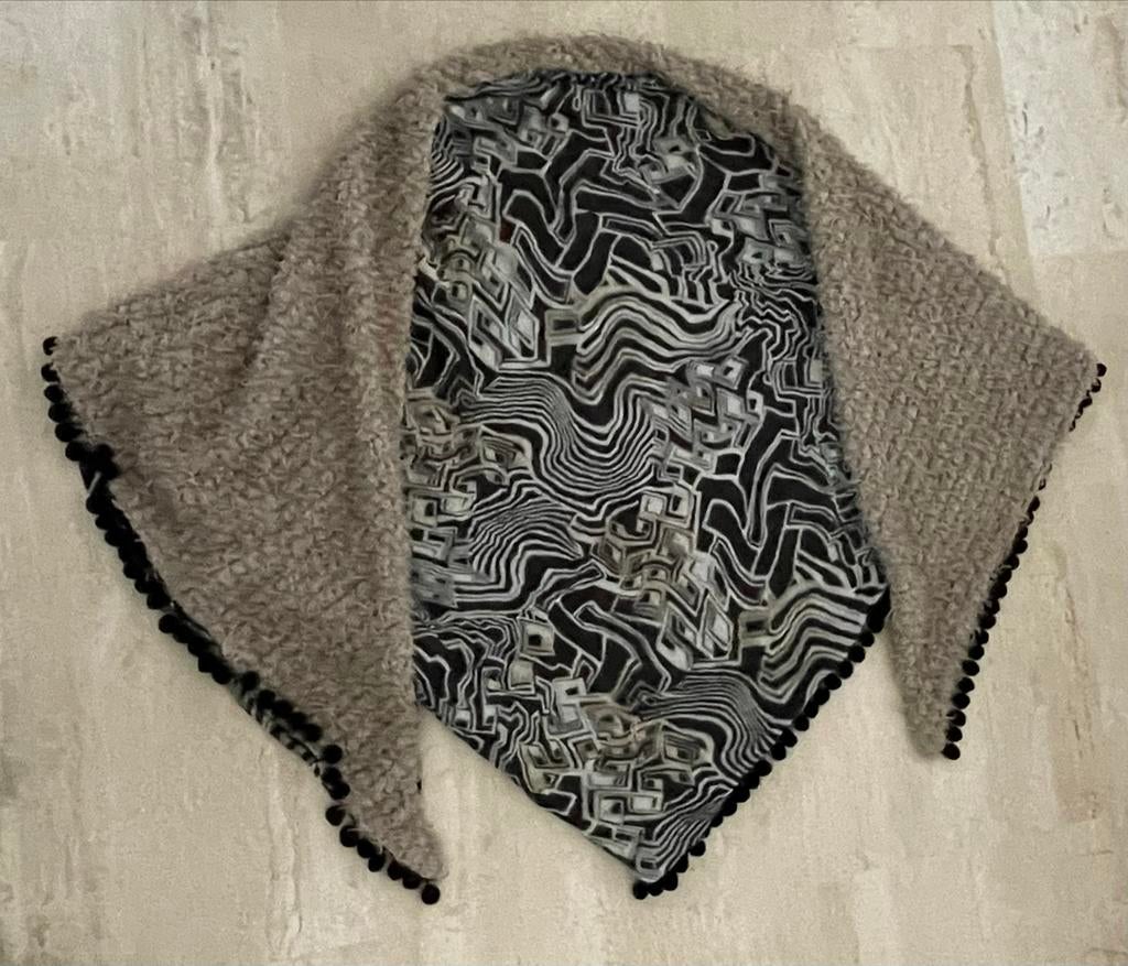 Grote omkeerbare stola met zwart-wit patroon en pompons, Ophalen of Verzenden, Zo goed als nieuw, Maat 46/48 (XL) of groter, Sjaal