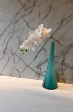 VINTAGE GROEN / BLAUW HOGE VAAS + WITTE ZIJDE ORCHIDEE TAK, Blauw, Ophalen of Verzenden, Minder dan 50 cm, Glas