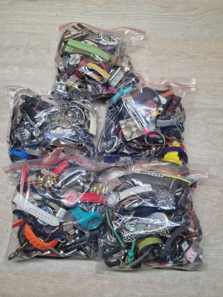 250 horloges, Sieraden, Tassen en Uiterlijk, Horloges | Dames, Ophalen of Verzenden, Nieuw
