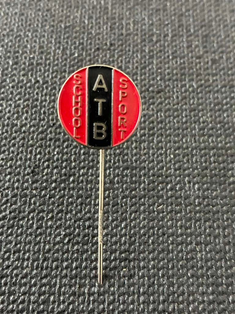 ATB - School Sport speldje, Verzamelen, Speldjes, Pins en Buttons, Ophalen of Verzenden, Gebruikt, Sport, Speldje of Pin