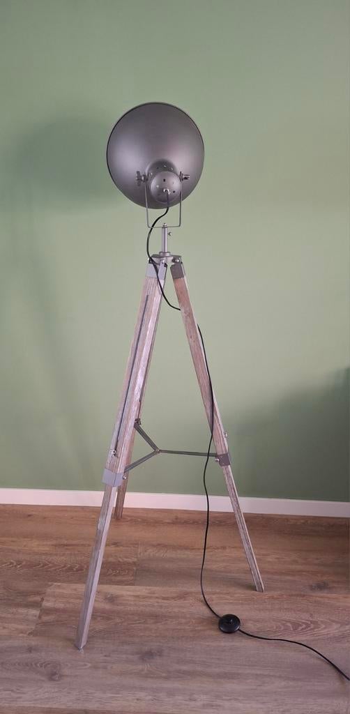 Driepoot lamp., Ophalen, Zo goed als nieuw