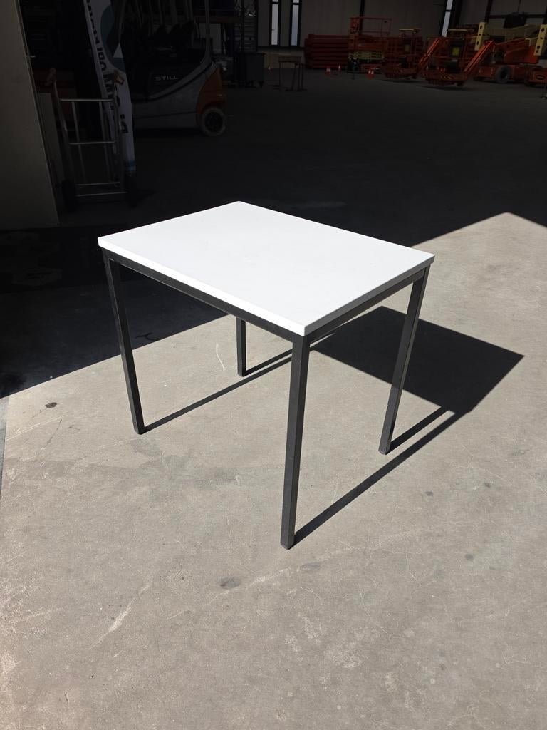 Partij van 20 tafels, Overige materialen, Gebruikt, 50 tot 100 cm, Tot twee personen