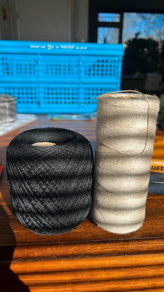 Zwart en Beige borduur (?) garen/ draad, Hobby en Vrije tijd, Borduren en Borduurmachines, Zo goed als nieuw, Ophalen of Verzenden
