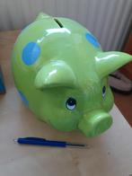 Groen spaarvarken of fooienpot met blauwe stippen, Verzamelen, Spaarpotten, Ophalen of Verzenden, Gebruikt, Steen, Aardewerk of Keramiek
