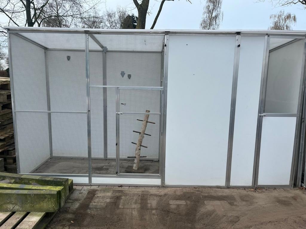 Ruime onderhoudsvrije vogelvolière met nachthok en sluis, Ophalen, Aluminium, Volière