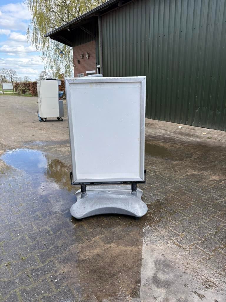 Stoepbord/ reclamebord met watervulbare voet, Verzamelen, Merken en Reclamevoorwerpen, Ophalen, Gebruikt, Reclamebord