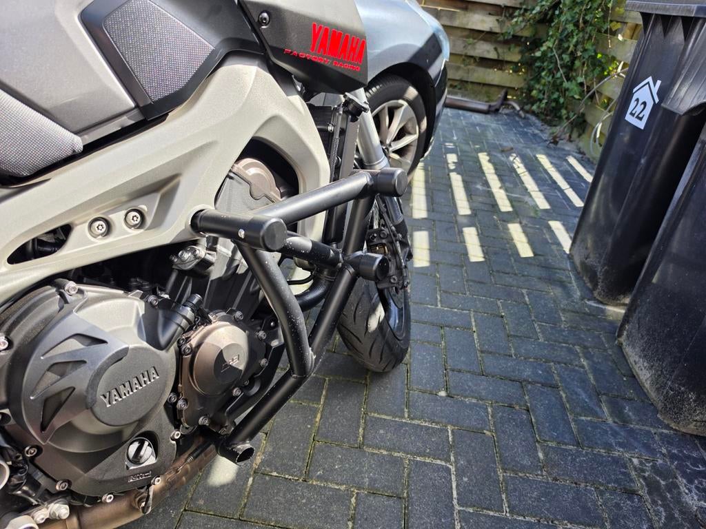 Valbeugel mt09 2015 voor en achter, Ophalen