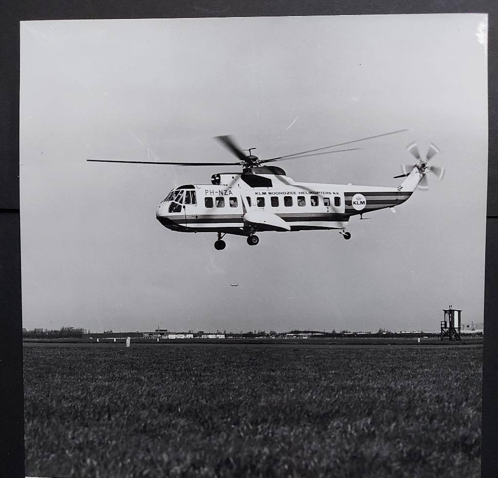 Foto van een KLM Helikopter de PH-NZA (F1004), Ophalen of Verzenden, Gebruikt, Kaart, Foto of Prent