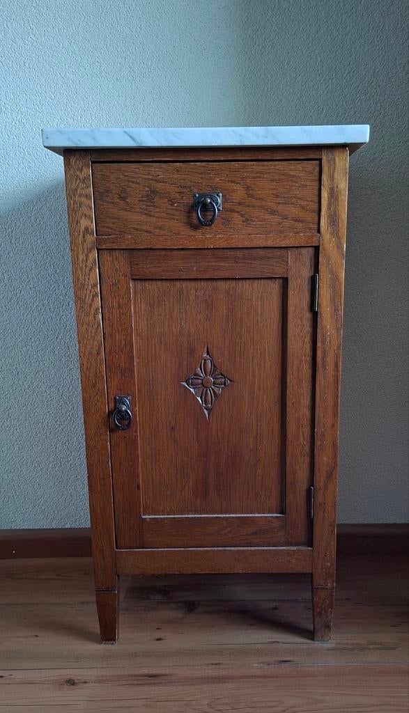 Oud eiken nachtkastje met marmeren blad, Ophalen, Gebruikt, 65 cm of meer, 70 cm of meer