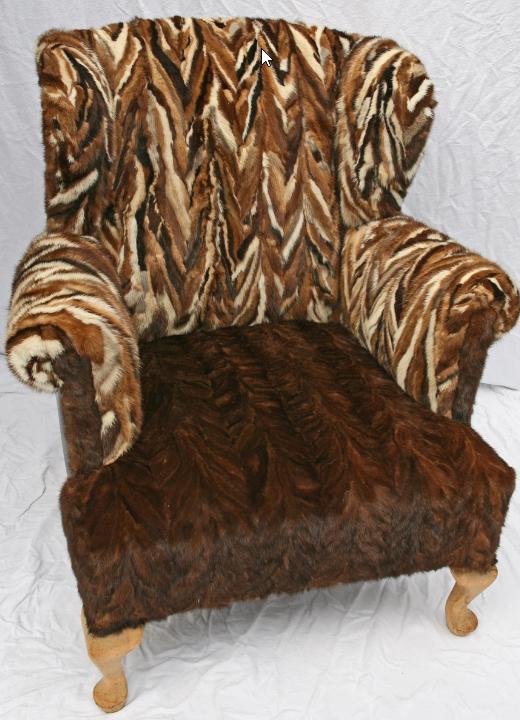 Antieke oorfauteuil met hergebruikte bontjassen (1910), Antiek en Kunst, Ophalen