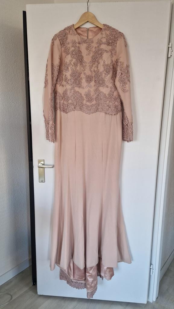 Elegante Tesettur Abiye Feestjurk Maat 42 met Kraaltjes, Galajurk, Beige, Maat 42/44 (L), Ophalen of Verzenden
