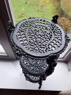 Zwart gietijzeren bloementafeltje, 3 etages, 65 cm hoog, Huis en Inrichting, Tafels | Bijzettafels, Ophalen, Gebruikt, Metaal of Aluminium