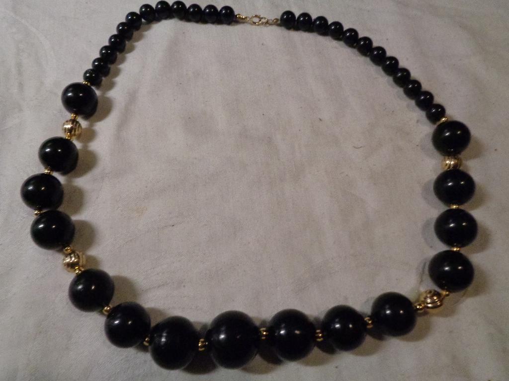 vintage kettig zwart met goudkleurige kunststof kralen, Ophalen of Verzenden, Nieuw, Zwart, Kunststof