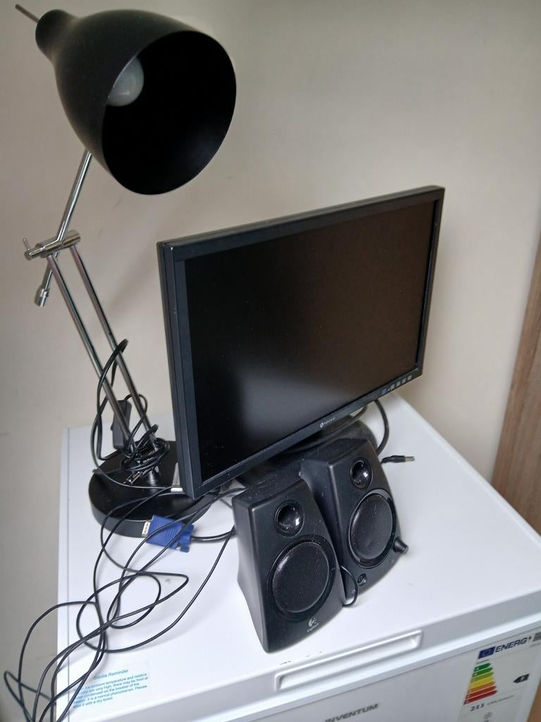 Monitor met Logitech speakers en bureaulamp, Computers en Software, Ophalen of Verzenden, Gebruikt, Audiokanaal 2, Logitech (speakers), Neovo (monitor)