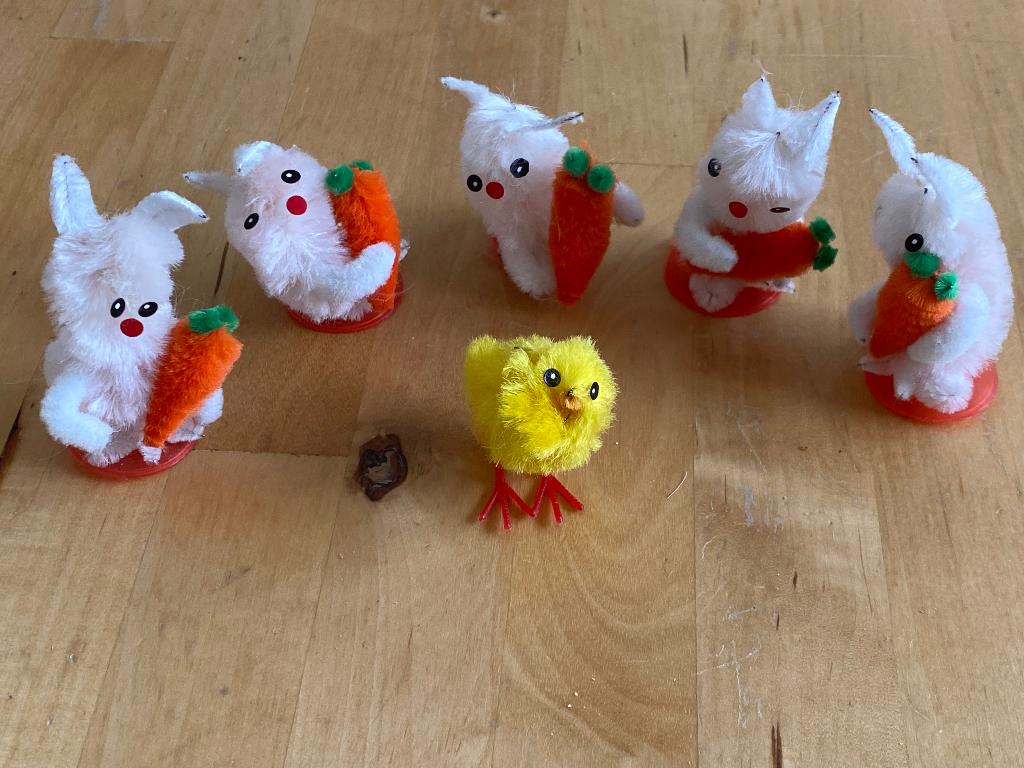Vintage Pasen 5 witte konijnen met wortel staand 1 kuiken, Ophalen of Verzenden, Zo goed als nieuw