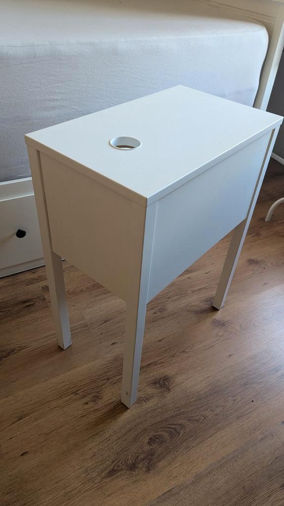 Nachtkastje ikea wit met lade en kabel gat (Nordli dacht ik), Huis en Inrichting, Slaapkamer | Nachtkastjes, Gebruikt, 55 tot 70 cm